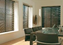 Какими шторами практично оформить окна в кабинете?