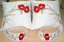 Вышивка на комплекте в спальне (подушки+подхват)