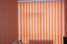 Вертикальные тканевые жалюзи в гостинную