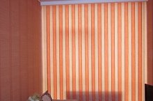 Вертикальные тканевые жалюзи в гостинную